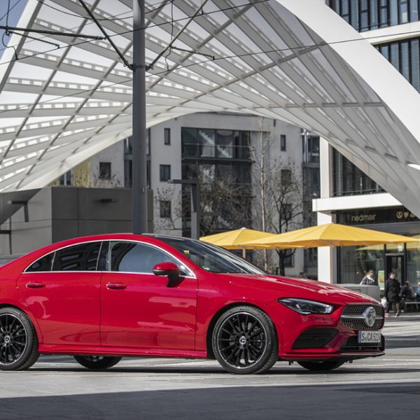 Mercedes-Benz CLA 250 4MATIC Coupe, jupiterrot, AMG Line, Ledernachbildung ARTICO Mikrofaser DINAMICA schwarz  // Mercedes-Benz CLA 250 4MATIC Coupe, jupiter red, AMG Line, ARTICO man-made leather, DINAMICA microfiber black.

Kraftstoffverbrauch kombiniert: 6,7-6,5 l/100 km; CO2-Emissionen kombiniert: 153-149 g/km // Fuel consumption combined: 6.7-6.5 l/100 km; Combined CO2 emissions: 153-149 g/km